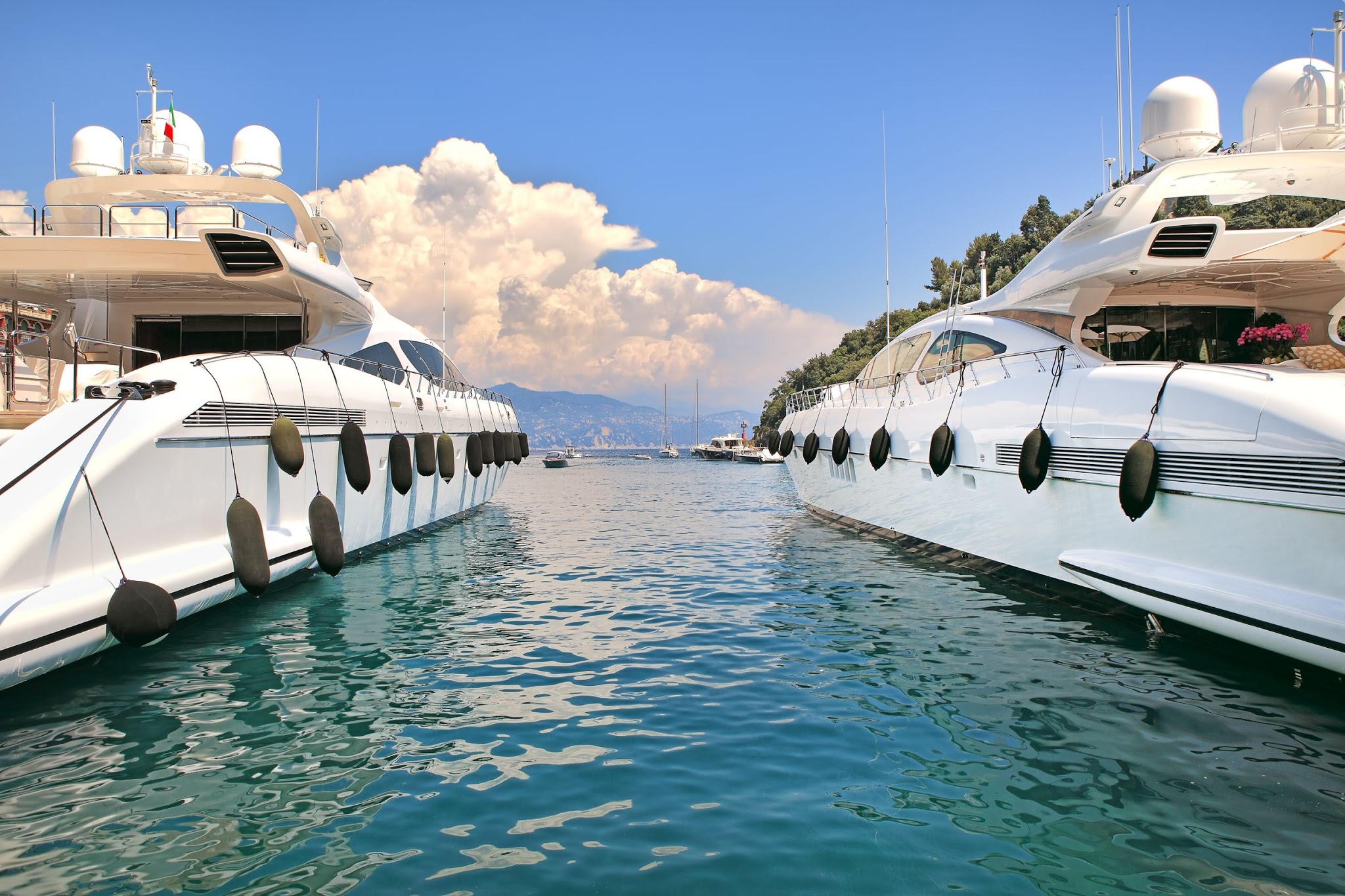 yacht for rent santorini